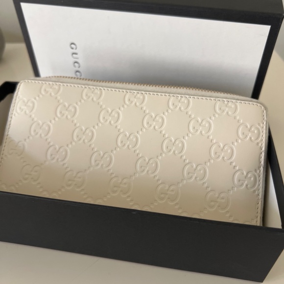 Embossed logo Gucci wallet - white leather - Picture 3 of 3